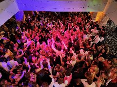 images2/RSL_Feature/DancingCrowd-03.jpg